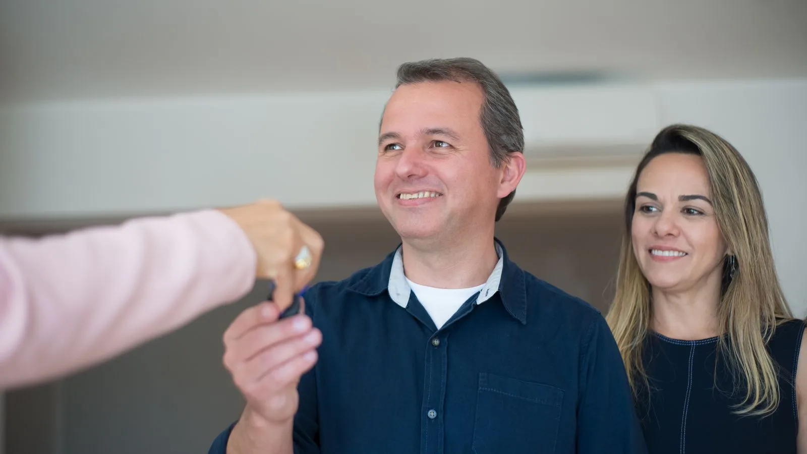 Un couple reçoit les clés d'un logement.