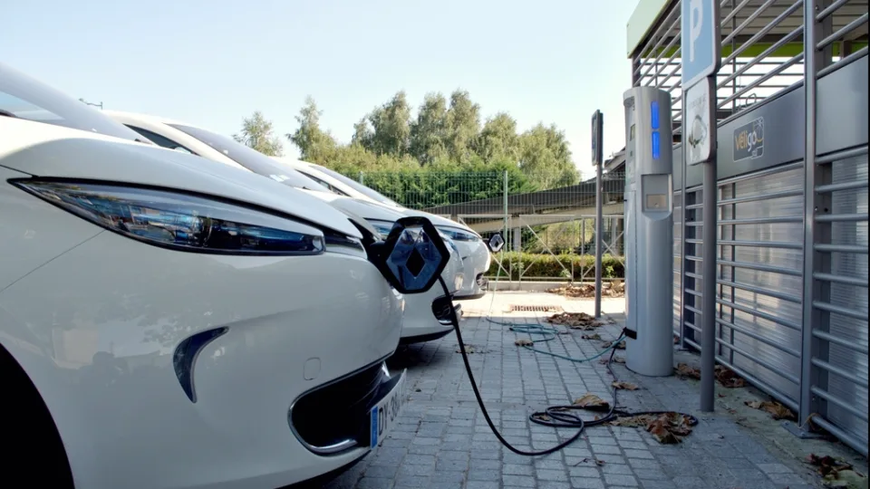 Ein Elektroauto an einer öffentlichen Ladesäule.
