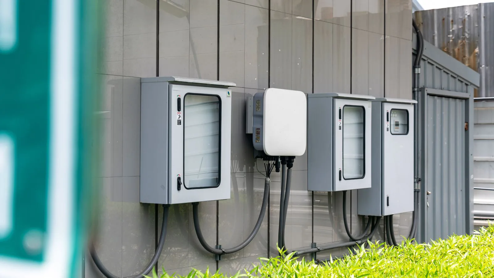 Des coffrets électriques extérieurs reliés par des conduits.