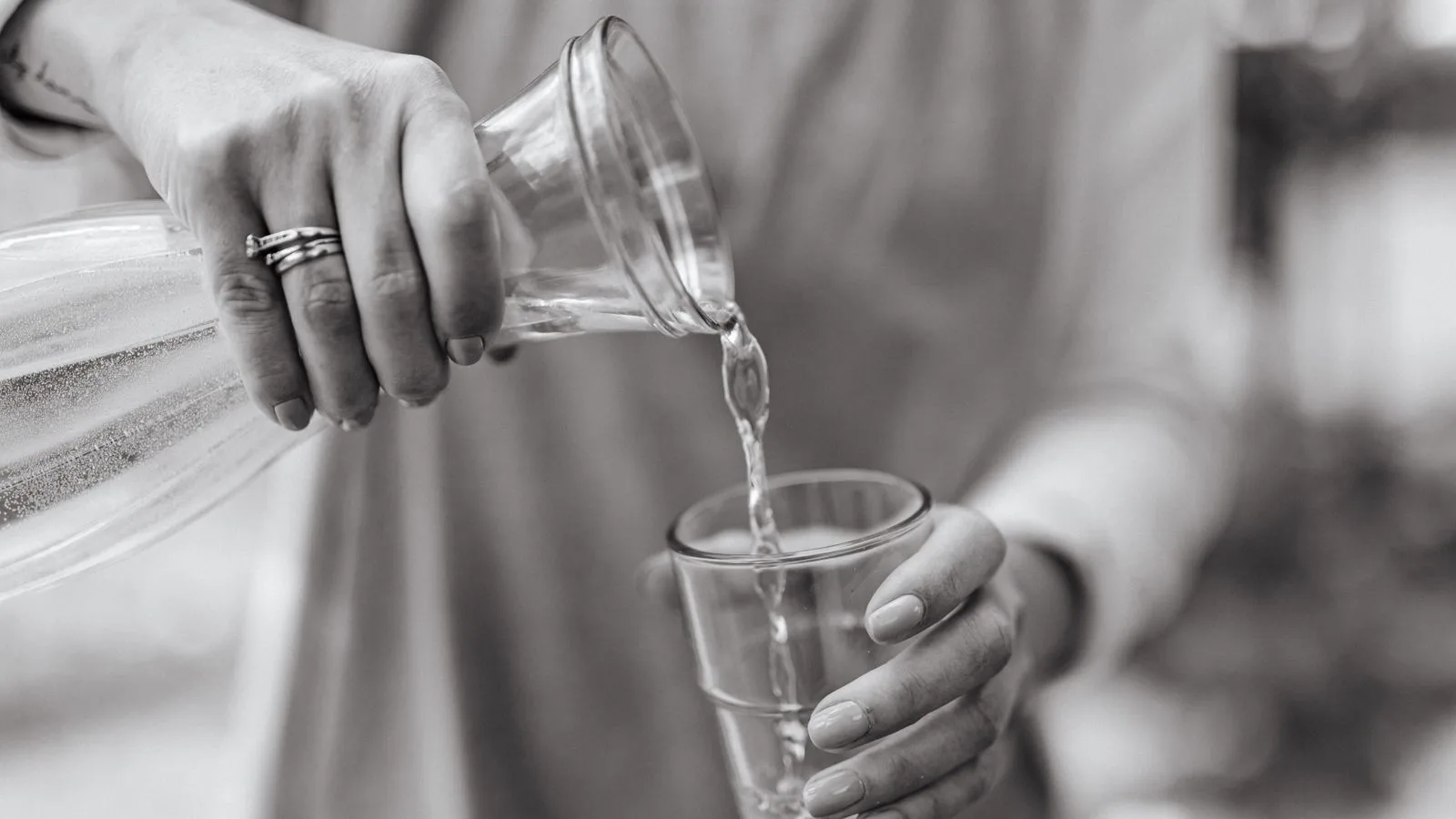 De l'eau versée d'une carafe dans un verre.