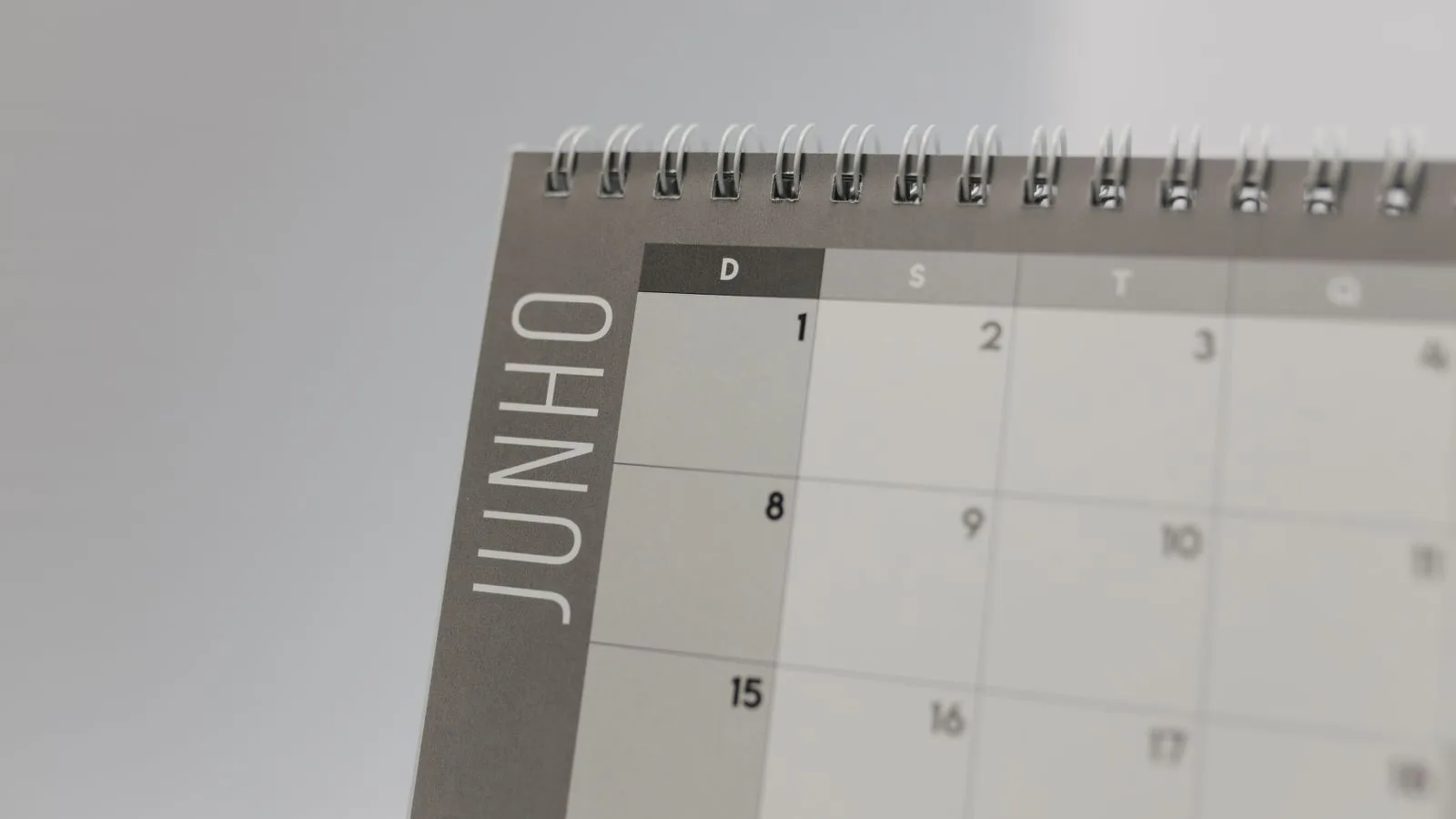 Ein Tischkalender mit Spiralbindung, aufgeschlagen auf einem Monat.