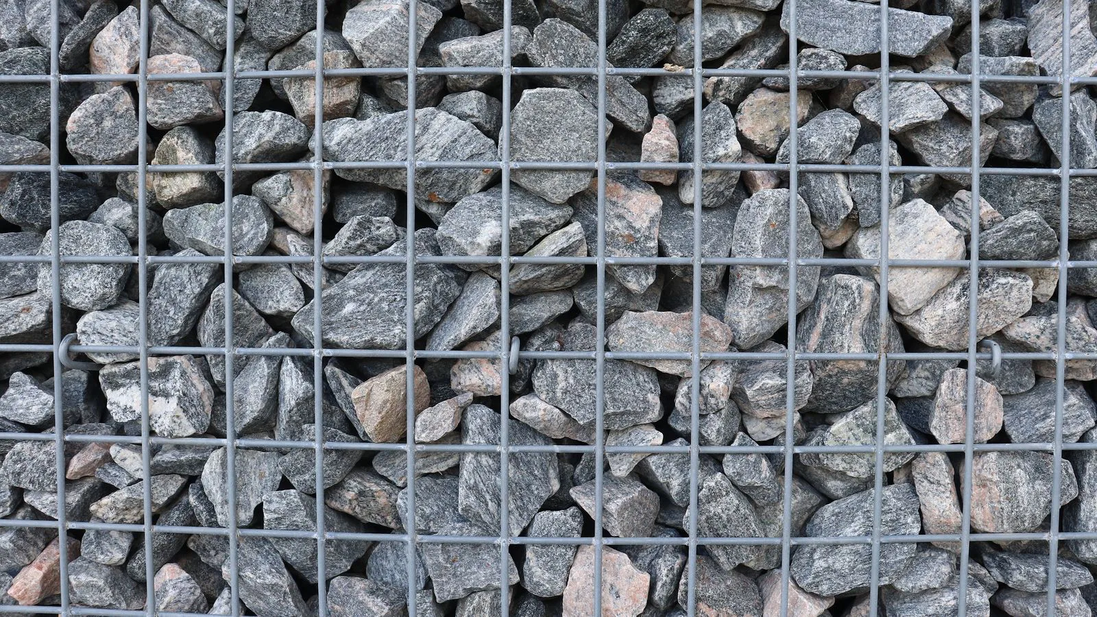 Un muro de gaviones, con piedras contenidas en jaulas metálicas.